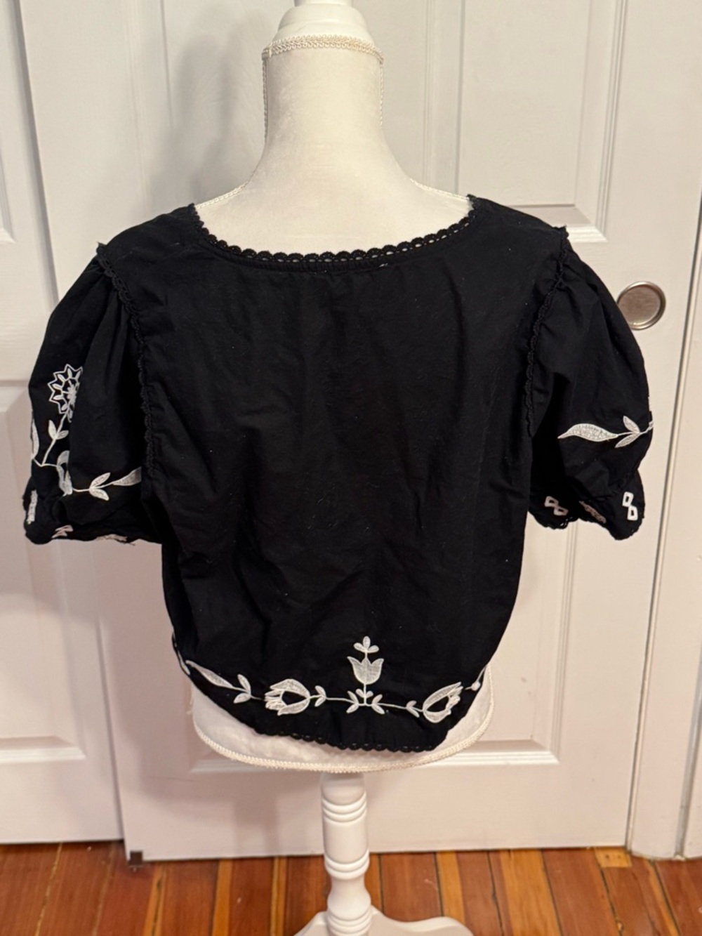 Jennifer & Grace 100% Cotton Black Embroidered Tie-Front Cropped Floral Boho Top - Picture 5 of 7